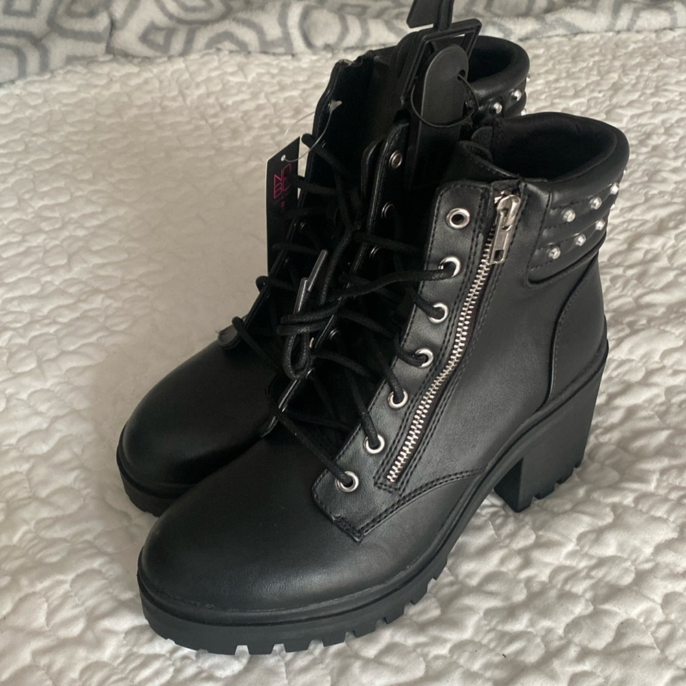NWT memory foam black lace up  combat boots
